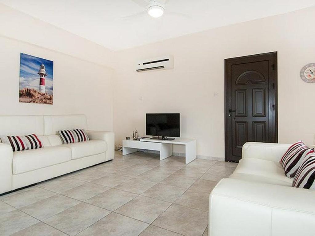 Beautiful 2-Bedroom Apartment - Great Location Paphos Exteriér fotografie