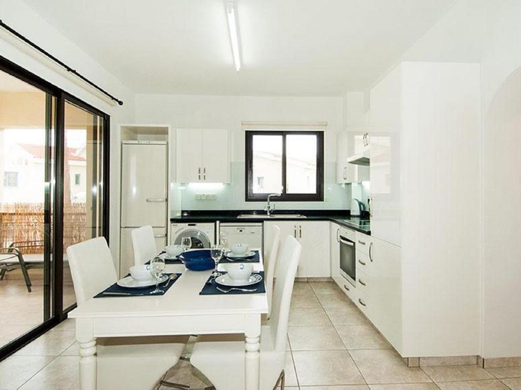 Beautiful 2-Bedroom Apartment - Great Location Paphos Exteriér fotografie